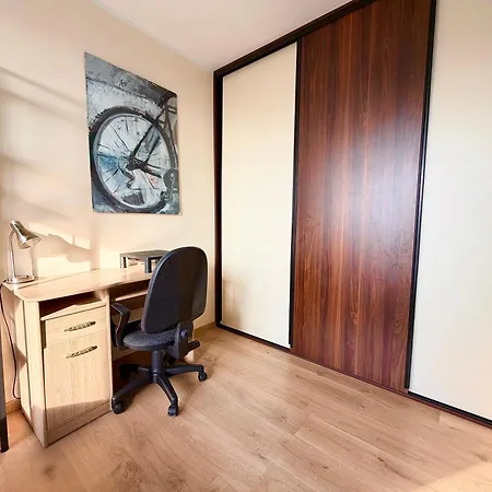 Zaporoska Skyline View By Bookinghost 弗罗茨瓦夫